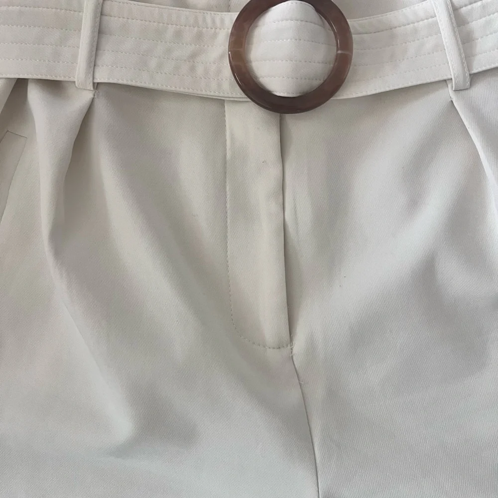 Elegant White Women's Shorts with Belt - Picture 5 of 12